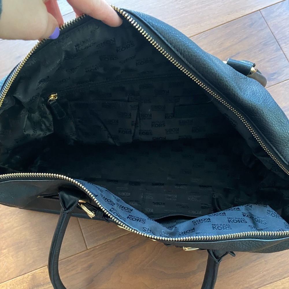 [Michael Kors] Black Leather Zippered Work Office Shoulder Bag - Picture 3 of 6